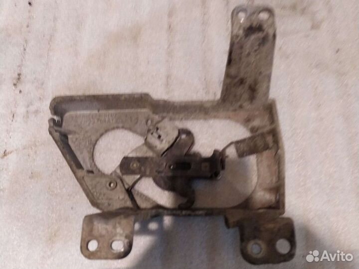 Механизм регулировки стояночного тормоза Мерседес