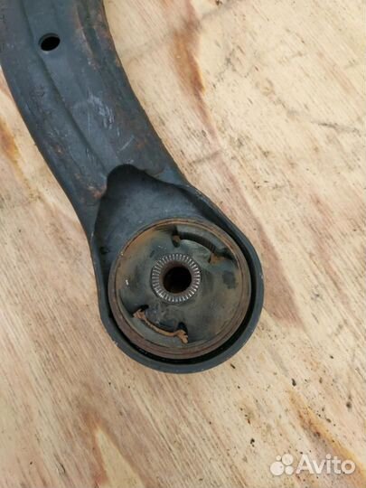 Передний левый рычаг Prius 20