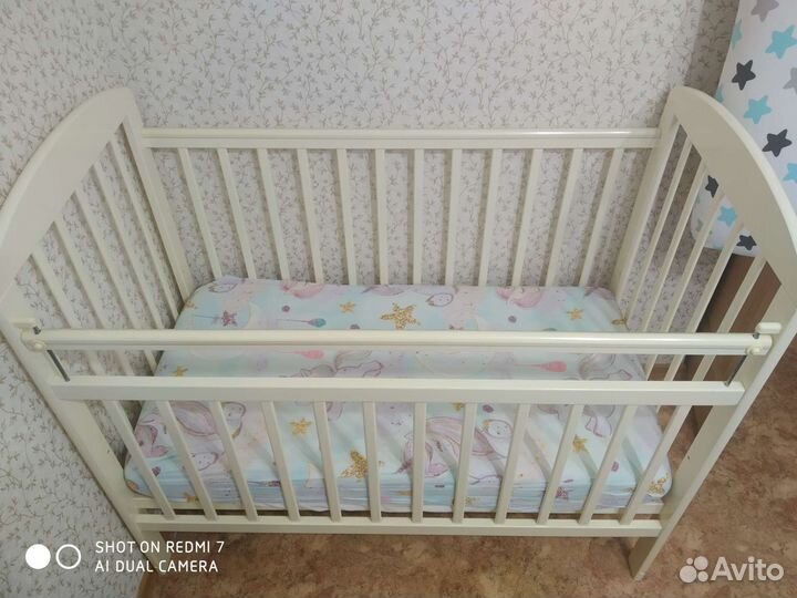 Детская кроватка с маятником