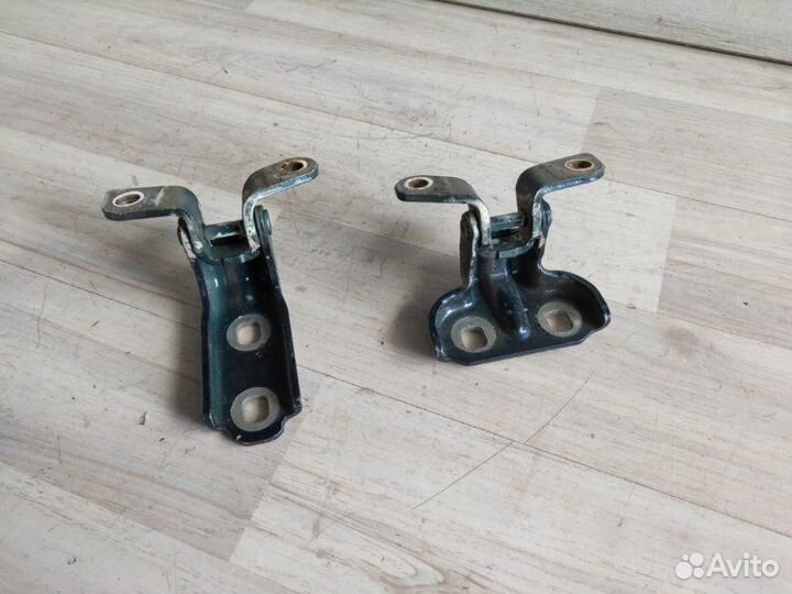 Петля двери задняя левая Opel Astra J 2010