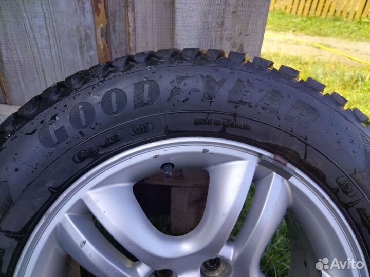 Goodyear UltraGrip 215/65 R16