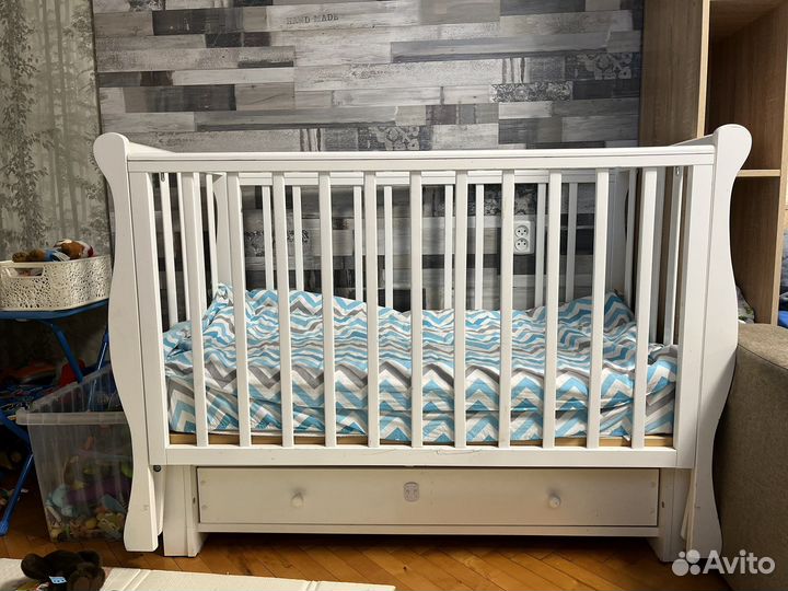 Детская кроватка с маятником