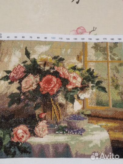 Розы у окна