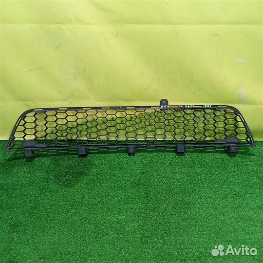 Решетка в бампер центральная Mitsubishi Pajero /M