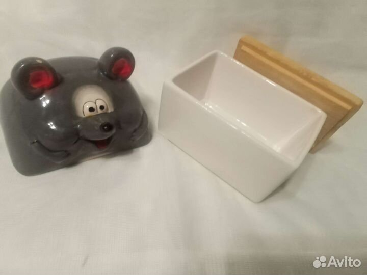 Посуда: сливочник, маслёнка, вареньица,крышки