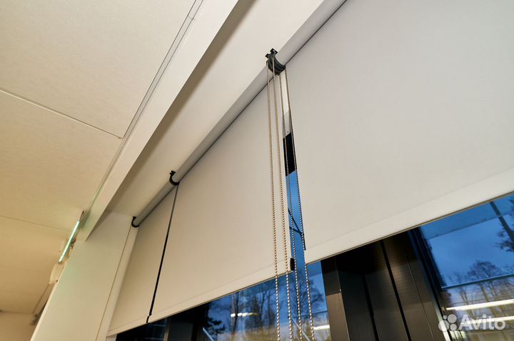 Рулонные шторы. На пульте управления