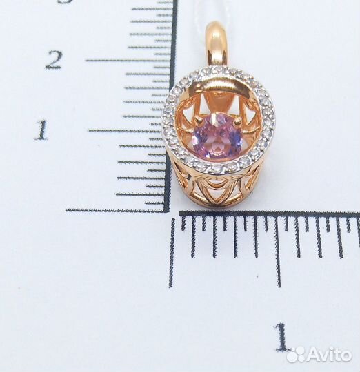 Золотая подвеска с камнем