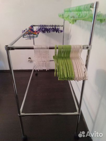 Вешало металлическое на колесах