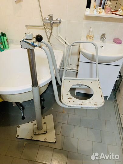 Подъемник для купания инвалида. СССР