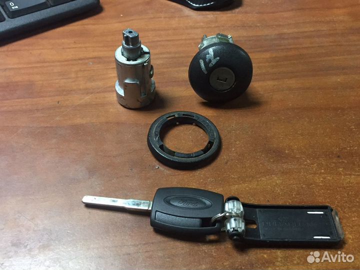 Личинка левой двери Ford Transit C 2015-2021 год