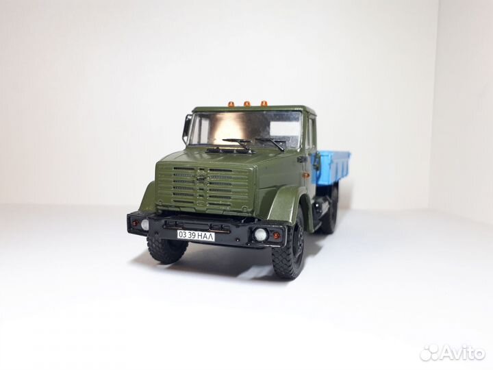 Модель ЗИЛ-4331 бортовой AVD 1:43