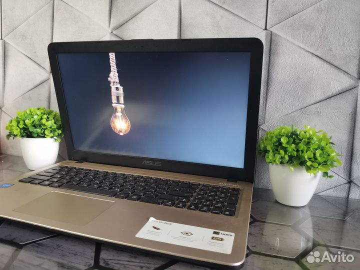 Ноутбук Asus/intel/4GB/SSD256/UHD graphics