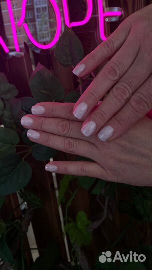 Модель на маникюр с покрытием гель-лак