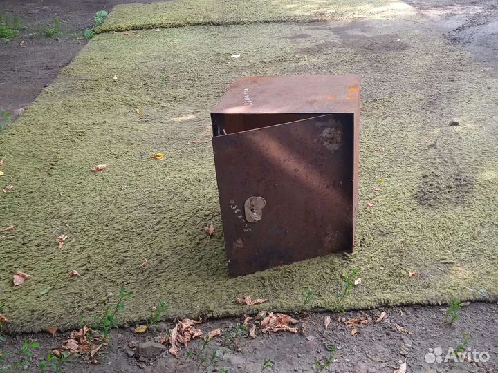 Сейф металлический новый.300-2500