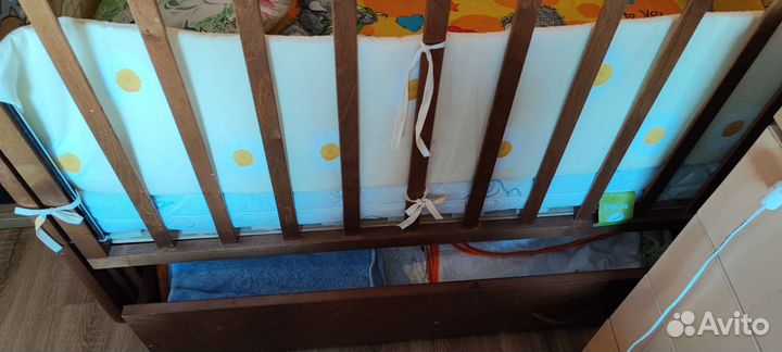 Детская кроватка с маятником и ящиком