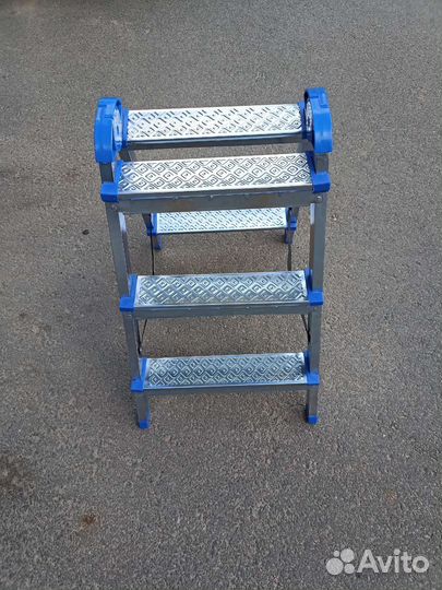 Стремянка двухсторонняя 3 ступени
