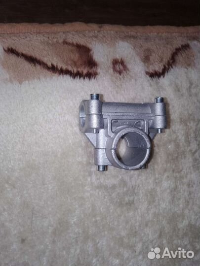 Кронштейн крепления ручки газа на бензокосе 26 мм