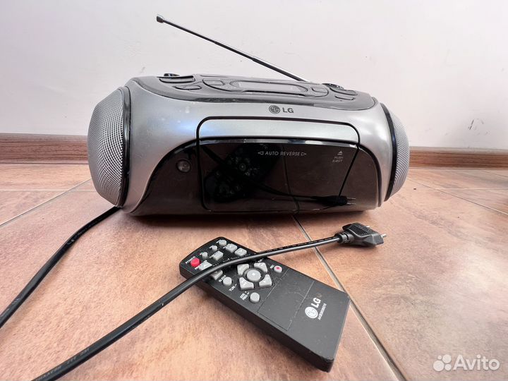 Магнитола LG с CD может проигрывать и кассеты