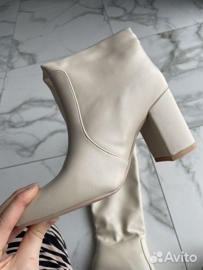 Сапоги женстке бежевые 37 размер новые