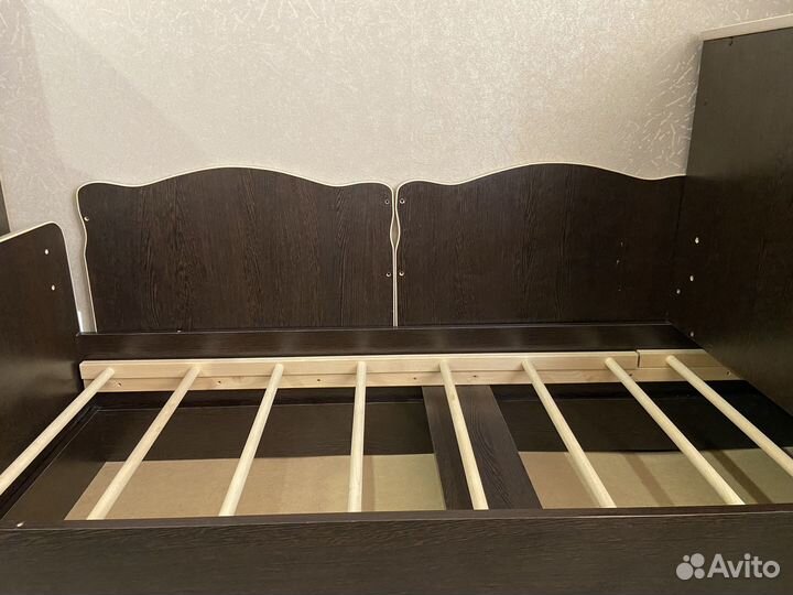 Детская кроватка с маятником