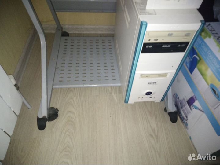 Компьютерный стол