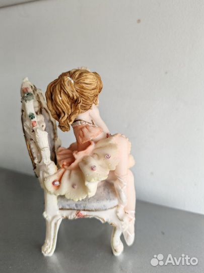 Статуэтка девочка на стульчике