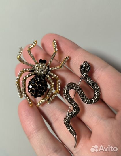 Комплект брошей