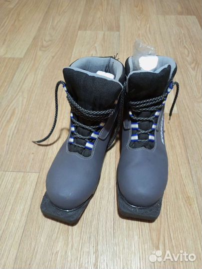 Лыжи и ботинки