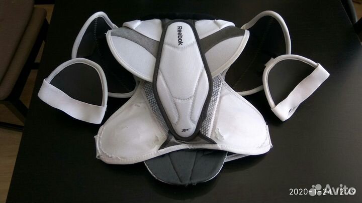 Продам б/у нагрудник reebok 20K. Jr М