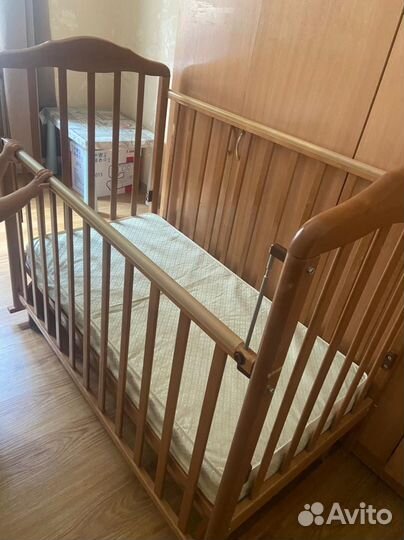Детская кроватка с маятником и матрасом