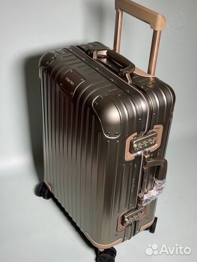 Чемодан на колесах Rimowa
