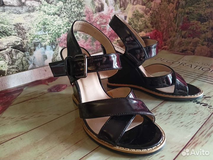 Черные лаковые босоножки на танкетке 36 размер