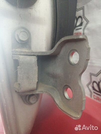 Петля двери передняя правая Toyota Avensis Т250