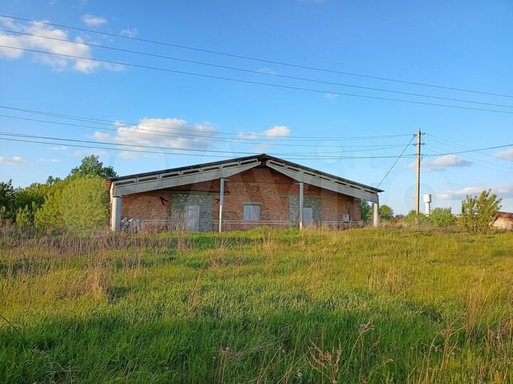 Кирпичное здание с коммуникациями, 2200 м²