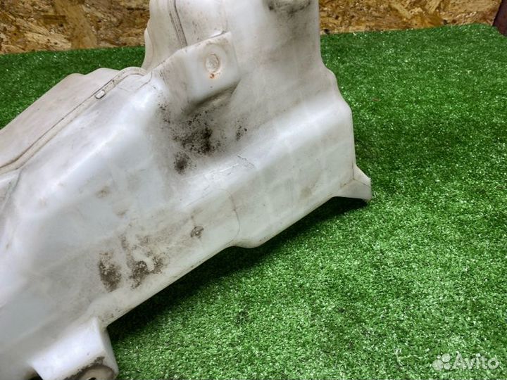 Бачок омывателя Toyota Hilux 8