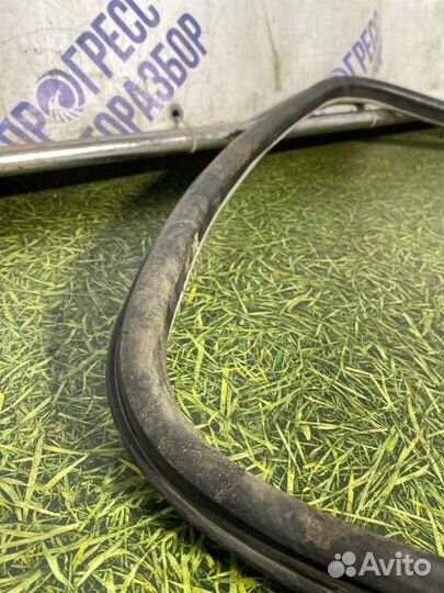 Уплотнительная резинка боковой двери передняя