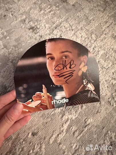 Открытка подписанная Hailey Bieber