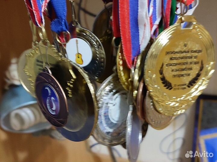 Продам классическую гитару Alhambra