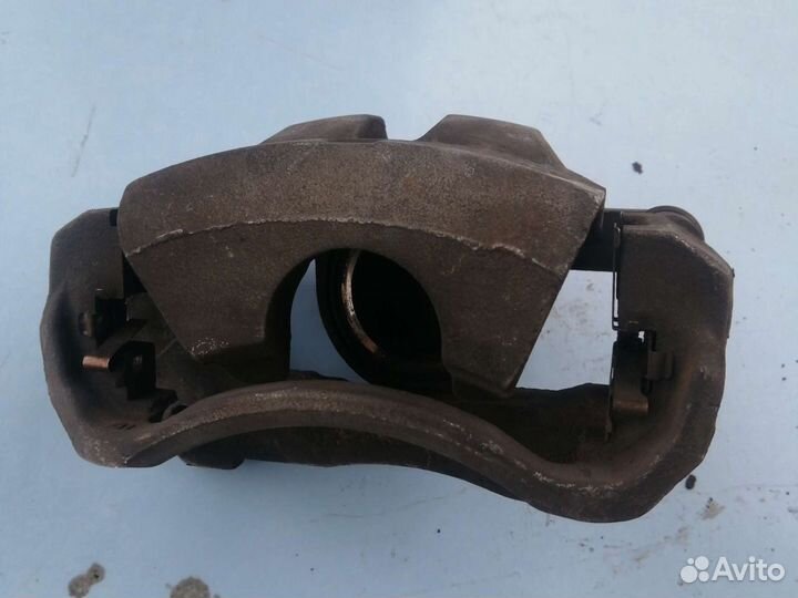 Суппорт передний правый toyota camry 40