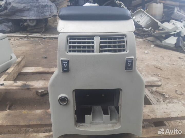 Консоль центральная (подлокотник) Infiniti QX56