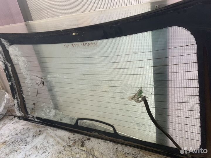 Заднее стекло на Киа Рио Kia Rio 2004 года выпуска