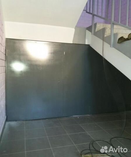 Кладовка подъездная с дверью (перегородка)