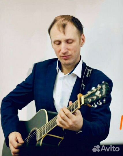 Учитель игры на гитаре