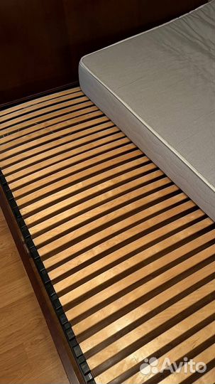 Кровать из массива и матрас 180х200