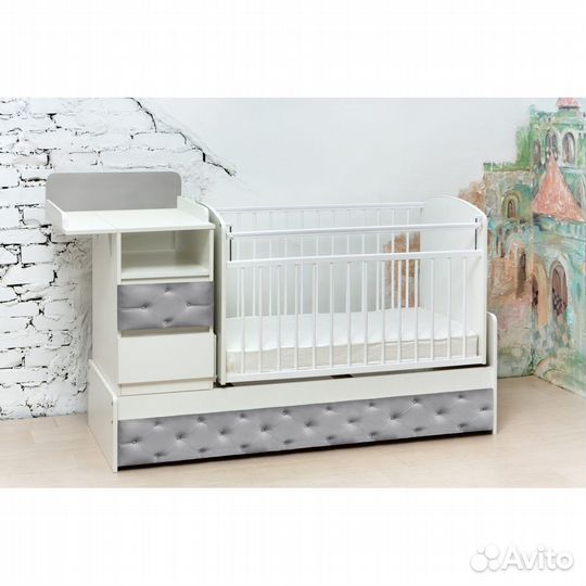 Детская кроватка и комод