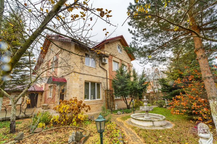 Дом 460 м² на участке 10 сот.