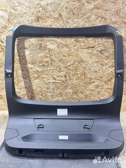 Пластик крышки багажника черный BMW F36