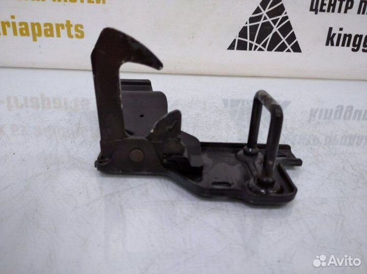 Крюк замка капота Skoda Fabia 2 5J2 рестайлинг