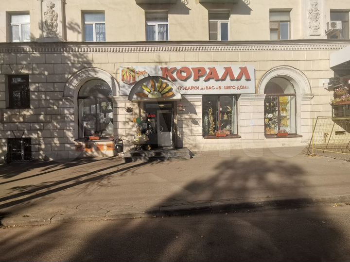 Просторное помещение с огромными витринами 220 м2