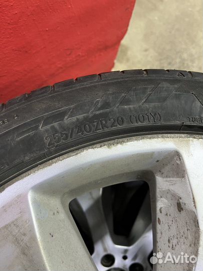 Колеса на mercedes r20 разноширокие